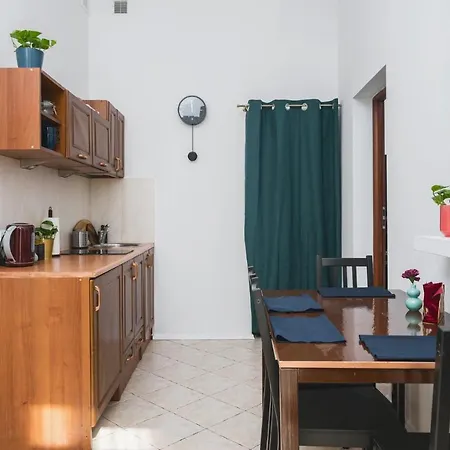 2 Bedroom Next To The Main Railway Station - By Upstairs Apartment *