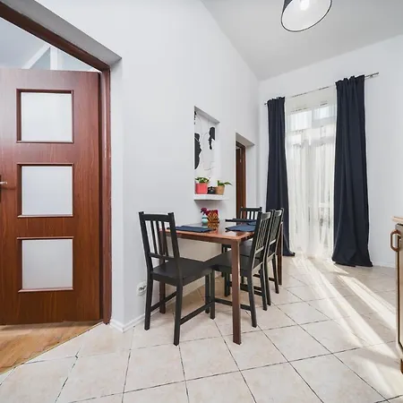 2 Bedroom Next To The Main Railway Station - By Upstairs