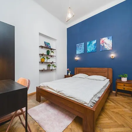 2 Bedroom Next To The Main Railway Station - By Upstairs Apartment *