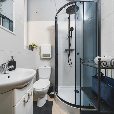 Apartman 2 Bedroom Next To The Main Railway Station - By Upstairs